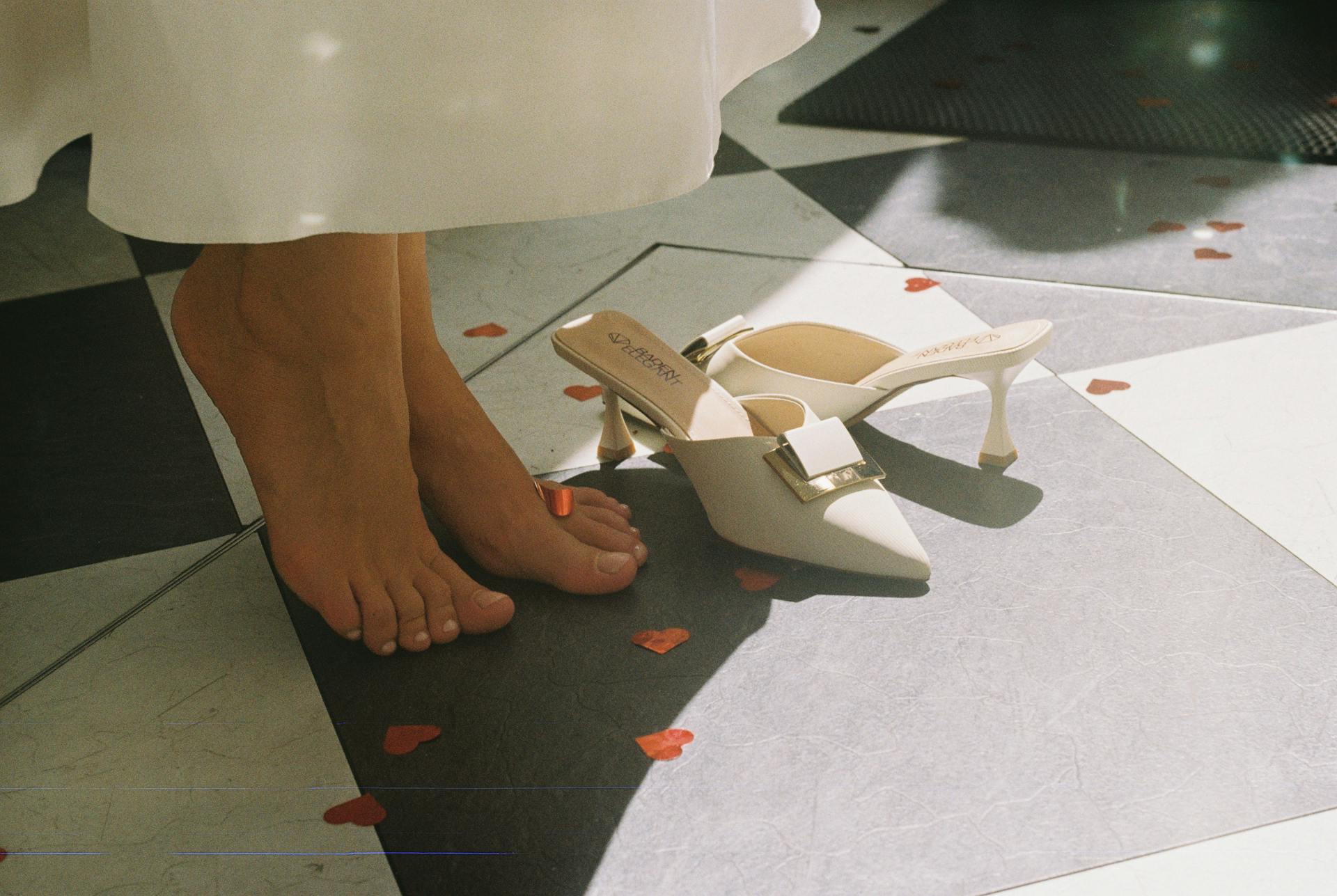 Panna młoda stojąca boso | Źródło: Pexels