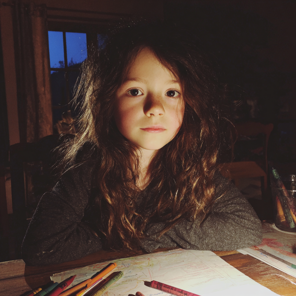 Mała dziewczynka siedząca przy stole