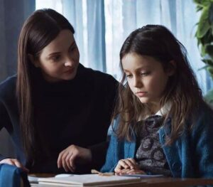 Ojczym zabrali chorą pasierbicę na wieś, gdzie miała spędzić resztę dni pod opieką starej guwernantki. Po latach, powrót przejawia niespodziewaną zmianę.