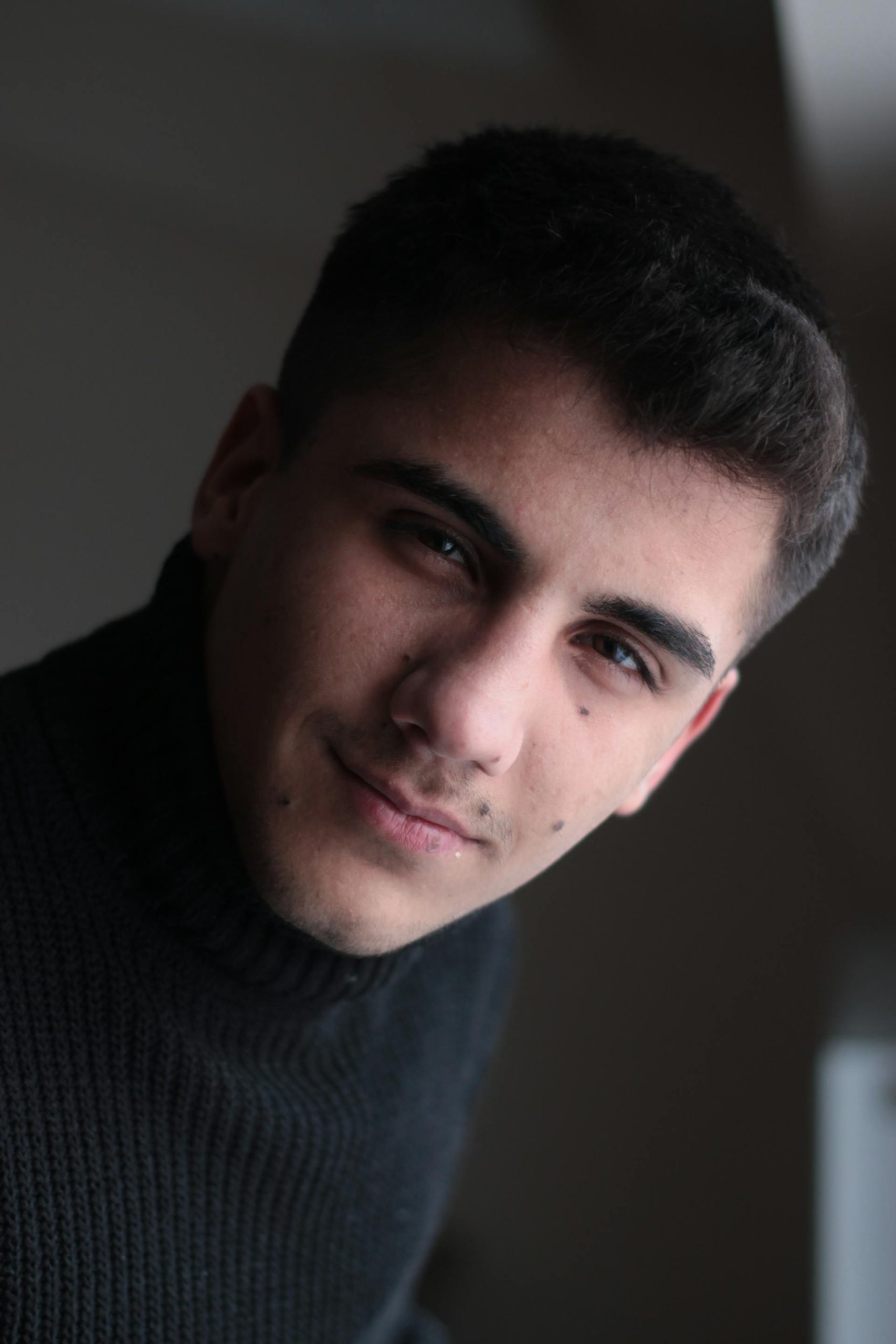 Mężczyzna uśmiechający się | Źródło: Pexels