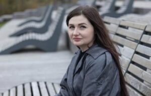 Wyrzucili mnie na ulicę po śmierci męża — nie wiedzieli jednak o moim sekrecie wartym 2,8 miliarda euro…