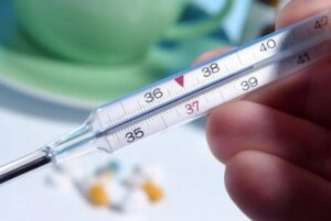 Ero a letto con la febbre a 39,5 quando mia suocera mi ha rovesciato addosso acqua gelata e mi ha ordinato di alzarmi per accogliere gli ospiti: fu allora che ho fatto qualcosa che lei non si aspettava…