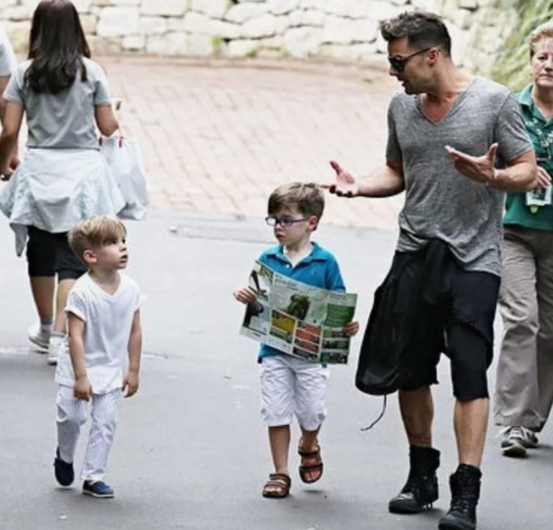 Ricky Martin występujący scenie