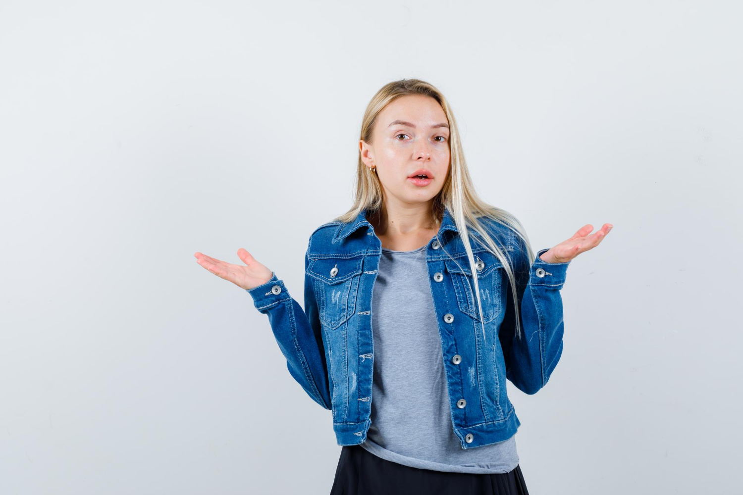 Kobieta wzruszająca ramionami