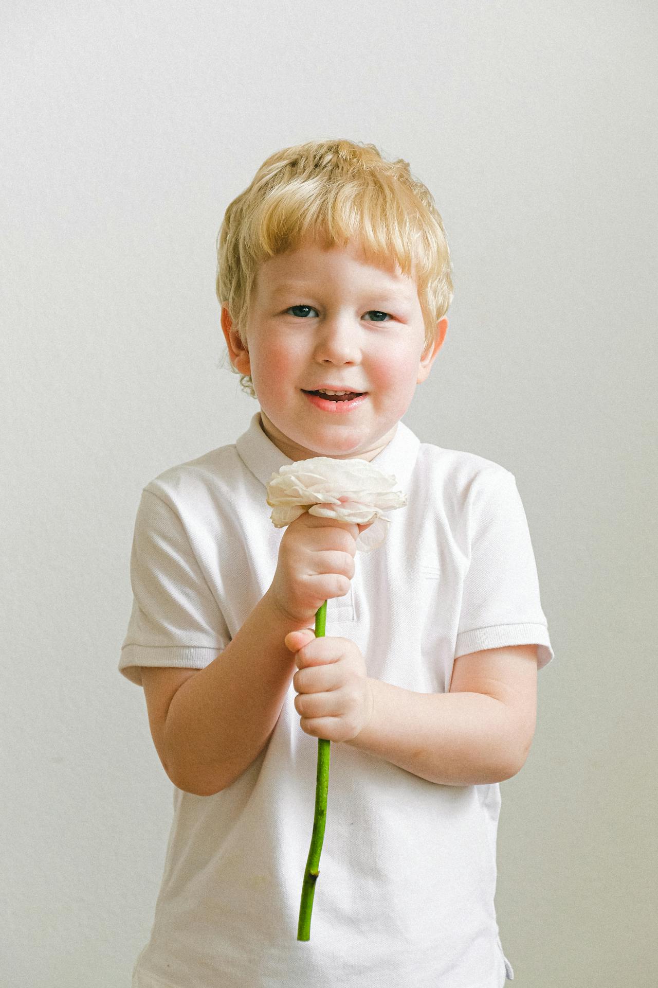 Podekscytowany chłopiec z kwiatkiem