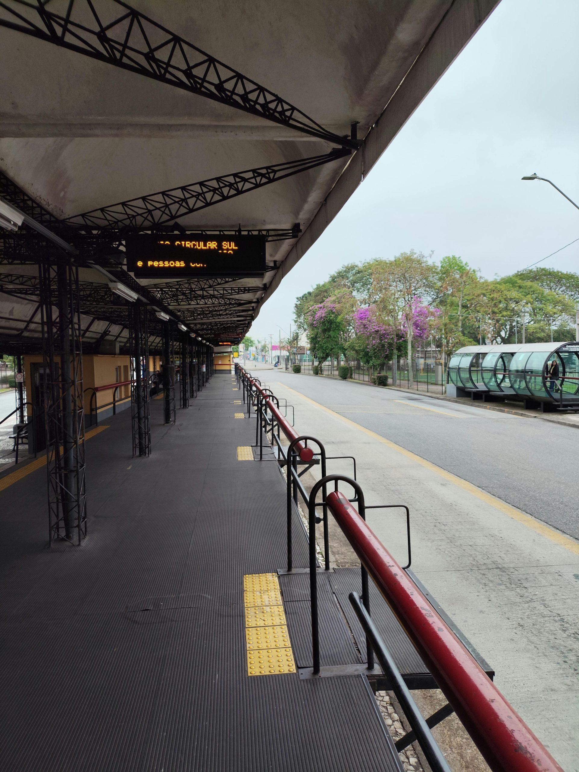 L'extérieur d'une gare | Source : Pexels