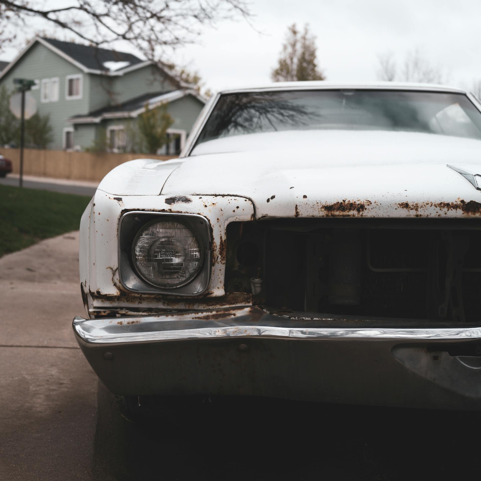 Stary, zardzewiały samochód | Source : Pexels