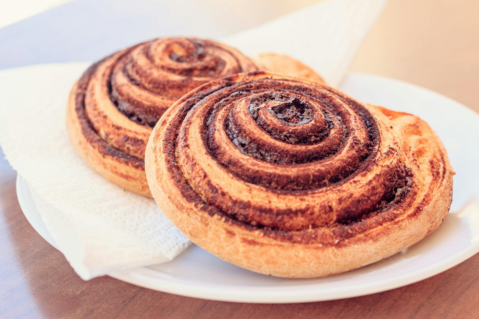 Cinnamon rolls on a plate | Source: Pexels