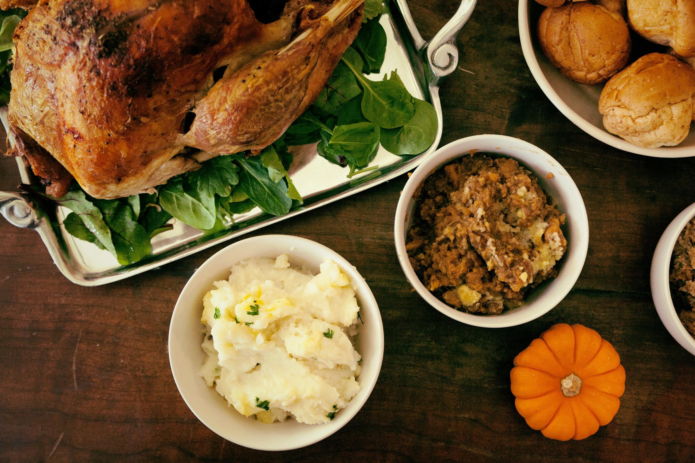 Une table dressée pour le dîner de Thanksgiving | Source : Unsplash