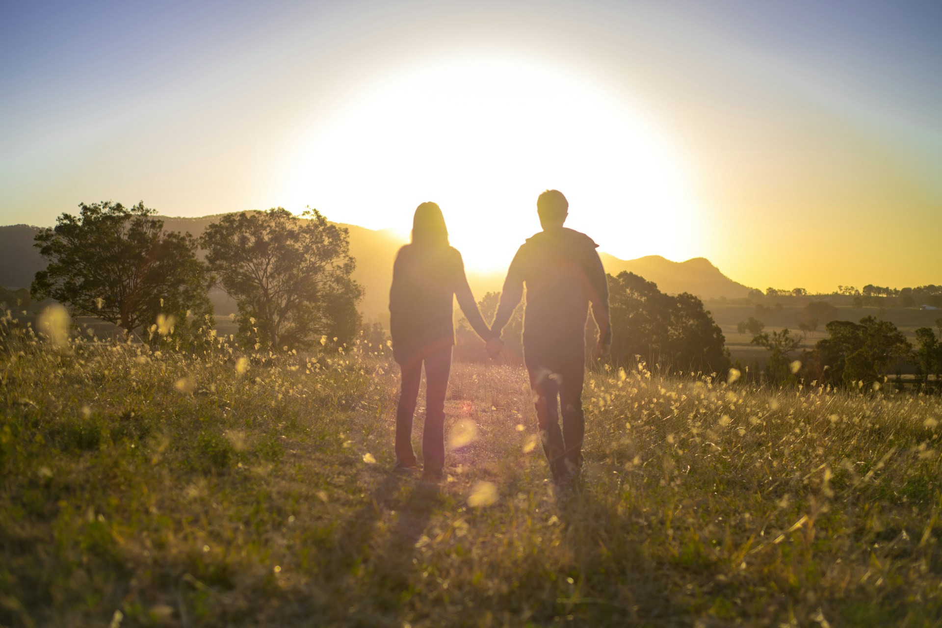 Para oglądająca zachód słońca razem | Źródło: Unsplash