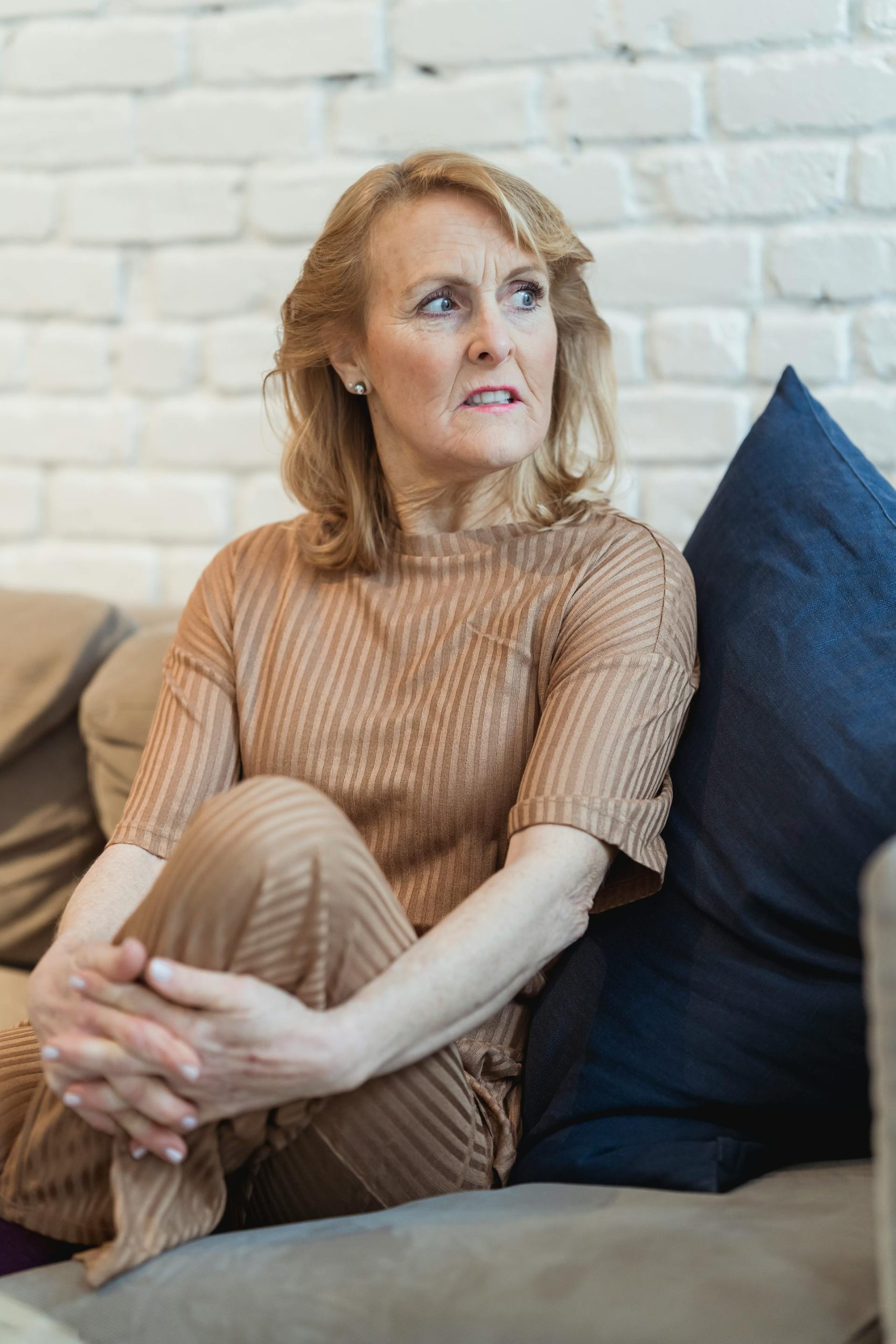 A sneering older woman | Source: Pexels